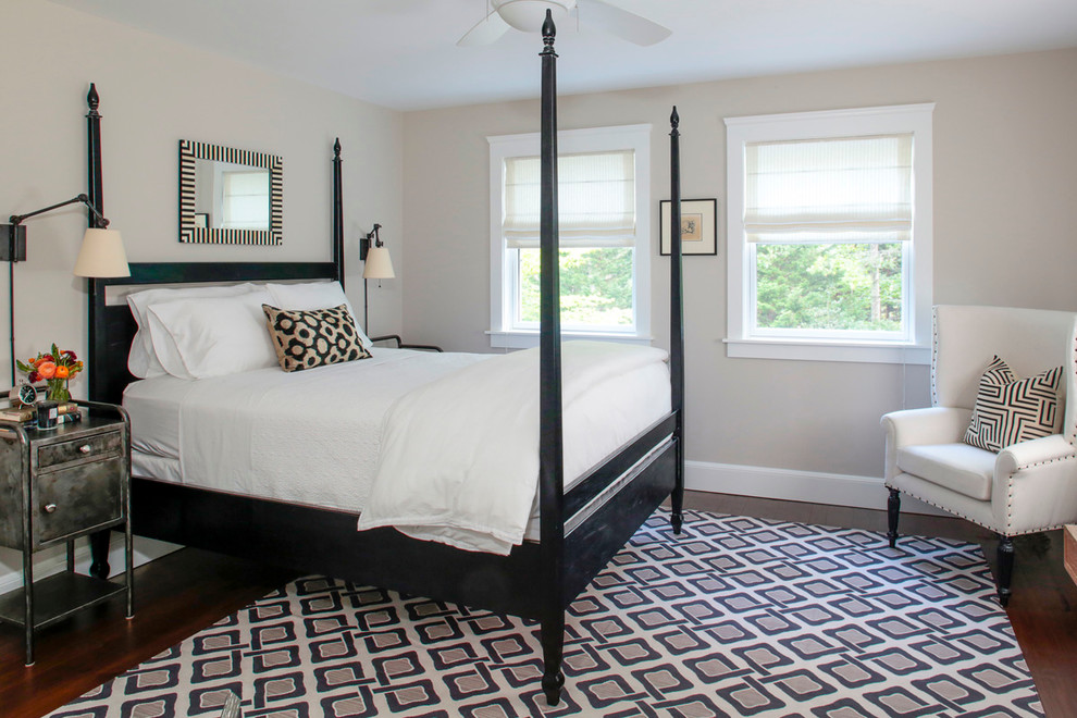 Modelo de habitación de invitados clásica renovada de tamaño medio sin chimenea con paredes beige y suelo de madera oscura