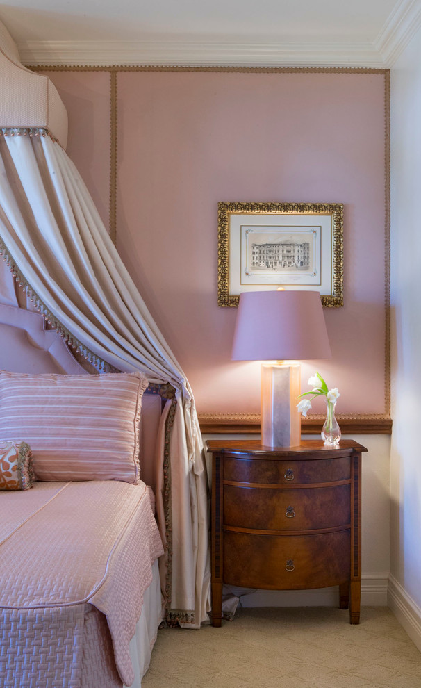 マイアミにある中くらいなトラディショナルスタイルのおしゃれな客用寝室 (ピンクの壁、カーペット敷き) のレイアウト