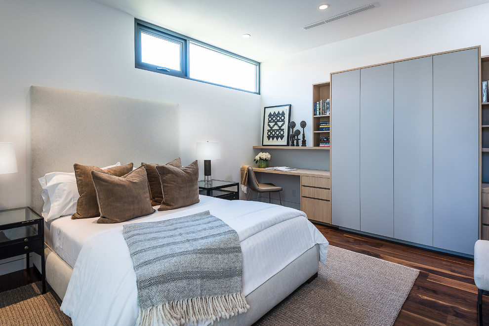 Foto de habitación de invitados moderna de tamaño medio con paredes blancas y suelo de madera oscura