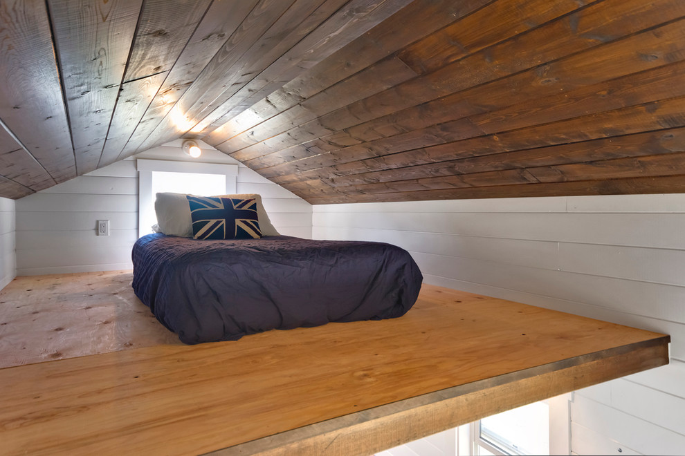 Kleines Maritimes Schlafzimmer ohne Kamin, im Loft-Style mit weißer Wandfarbe und Sperrholzboden in Vancouver