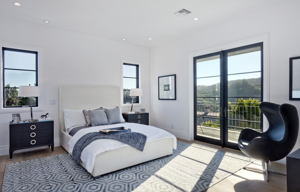 Стильный дизайн: хозяйская спальня среднего размера в стиле неоклассика (современная классика) с белыми стенами, светлым паркетным полом и коричневым полом - последний тренд