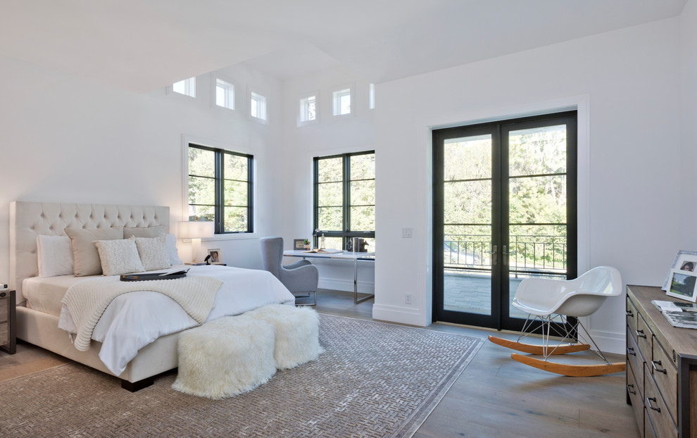 ロサンゼルスにある広いトランジショナルスタイルのおしゃれな主寝室 (白い壁、無垢フローリング、茶色い床、グレーとブラウン)
