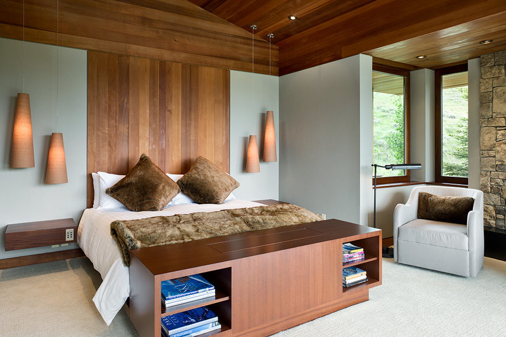 Пример оригинального дизайна: хозяйская спальня среднего размера в стиле модернизм с зелеными стенами и ковровым покрытием