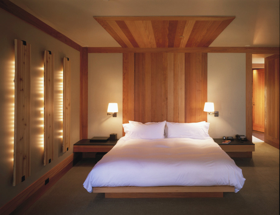 Imagen de dormitorio principal minimalista con paredes blancas y moqueta