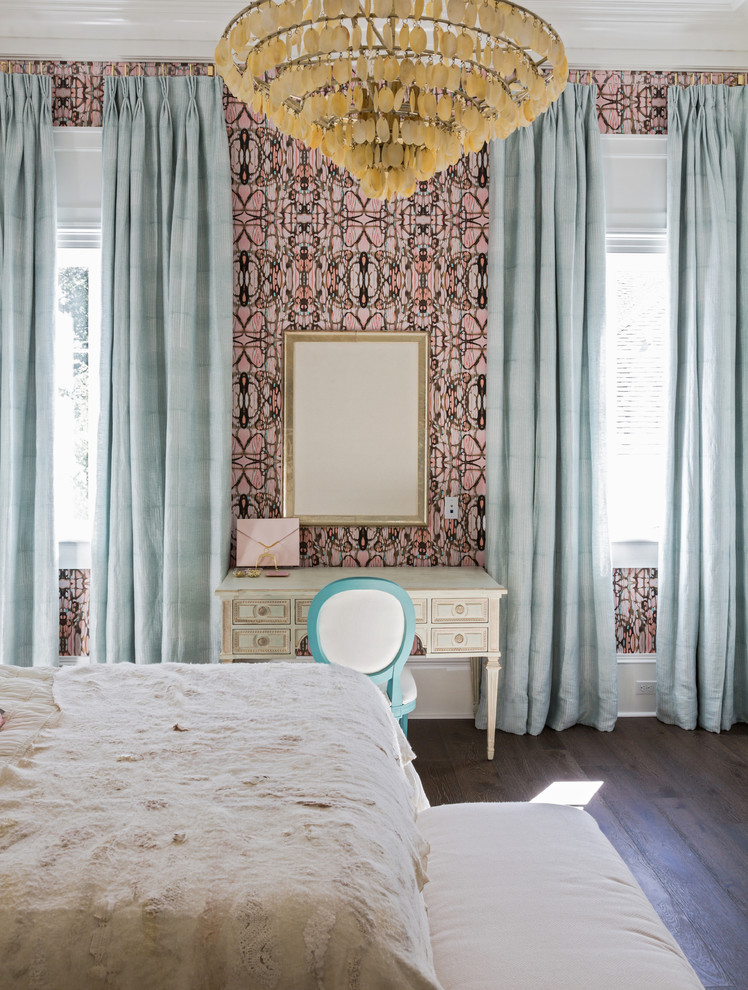 Свежая идея для дизайна: хозяйская спальня в современном стиле с розовыми стенами и темным паркетным полом - отличное фото интерьера