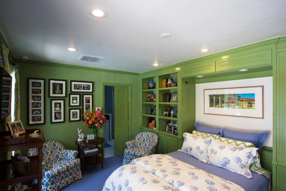 Idée de décoration pour une petite chambre tradition avec un mur vert et un sol bleu.