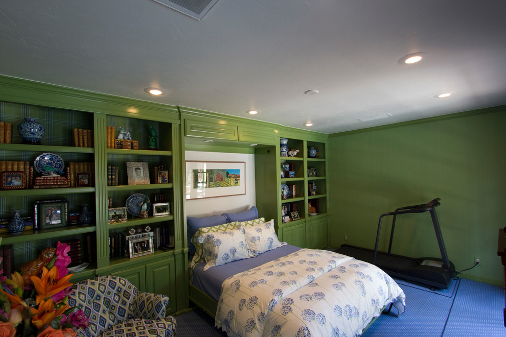 Kleines Klassisches Gästezimmer mit grüner Wandfarbe, Teppichboden und blauem Boden in Sonstige