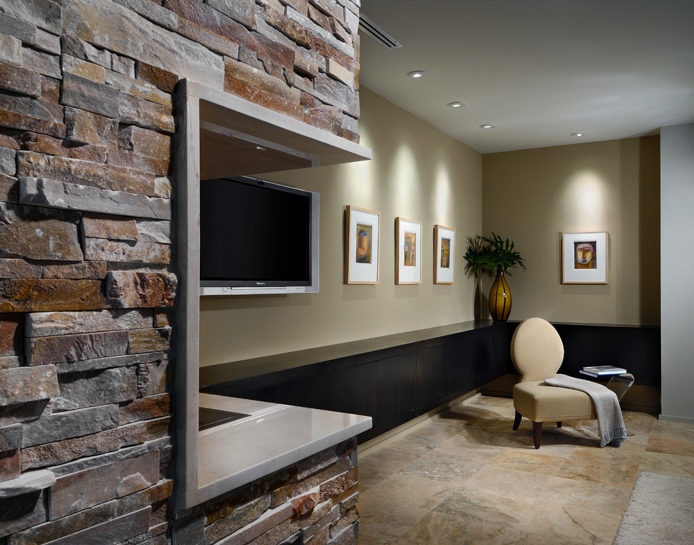 Modernes Hauptschlafzimmer mit Eckkamin und Kaminumrandung aus Stein in Orlando