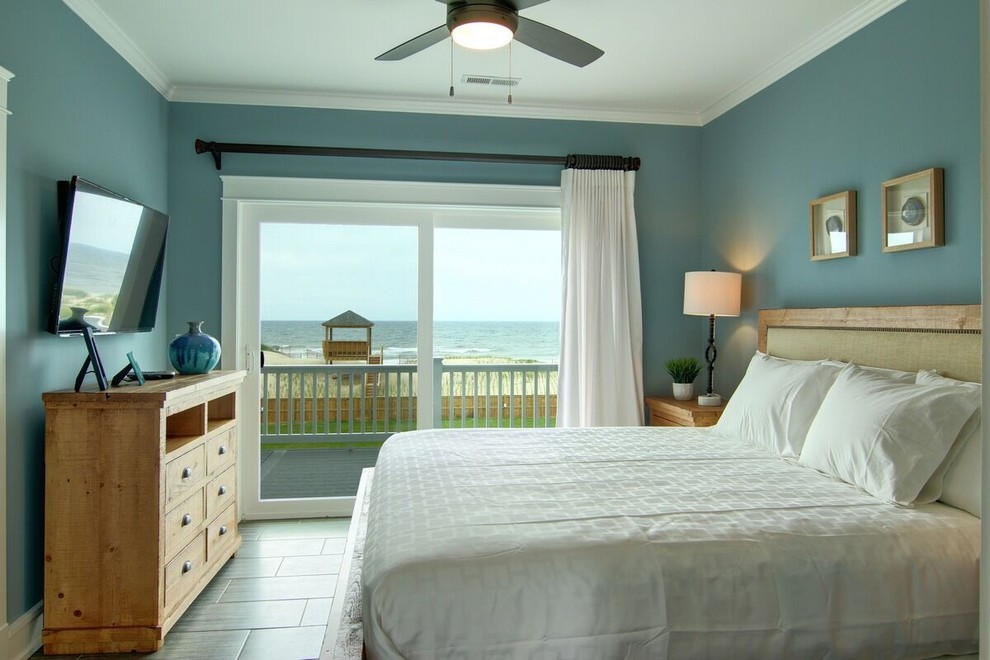 Пример оригинального дизайна: гостевая спальня среднего размера, (комната для гостей) в морском стиле с синими стенами и темным паркетным полом без камина