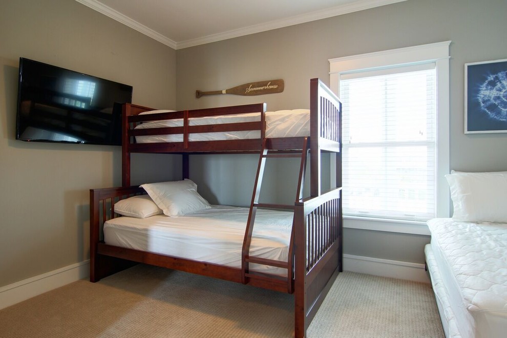 Foto de habitación de invitados marinera de tamaño medio sin chimenea con paredes beige y moqueta