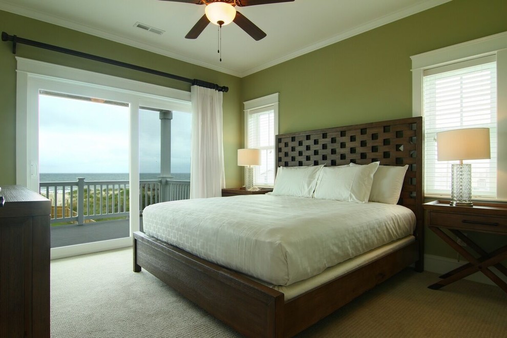 Foto di una camera degli ospiti costiera di medie dimensioni con pareti verdi, moquette e nessun camino