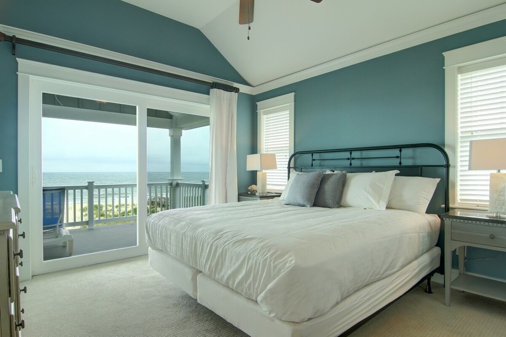 Ispirazione per una camera degli ospiti costiera di medie dimensioni con pareti blu, moquette e nessun camino
