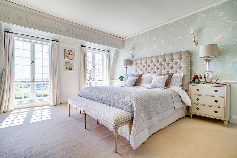 Klassisches Schlafzimmer ohne Kamin mit blauer Wandfarbe und Teppichboden in Dorset