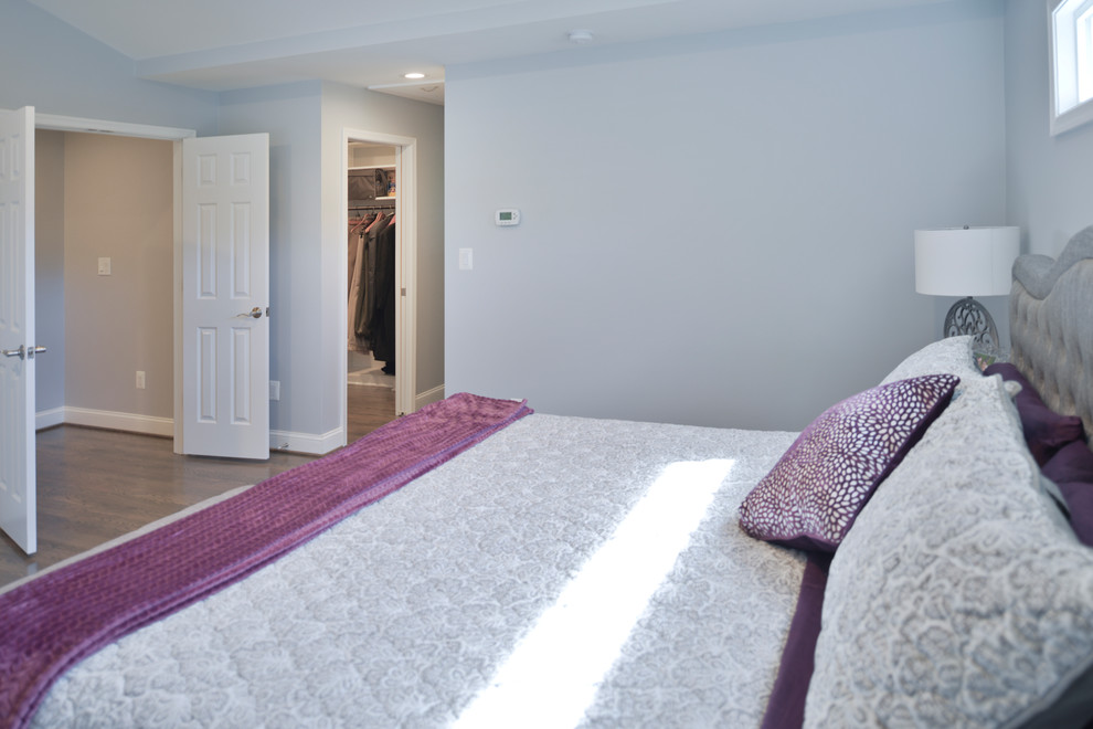 Стильный дизайн: спальня среднего размера в стиле модернизм с серыми стенами, темным паркетным полом и коричневым полом - последний тренд