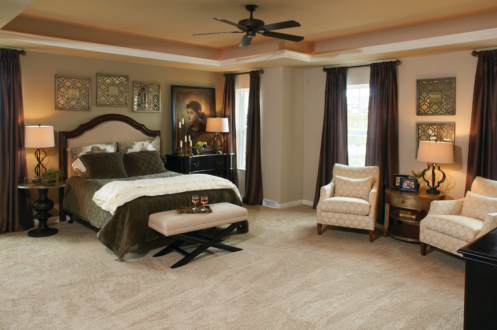 На фото: хозяйская спальня в стиле неоклассика (современная классика) с бежевыми стенами и ковровым покрытием с