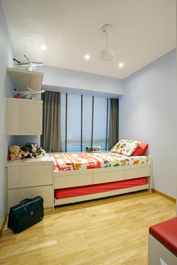 Diseño de habitación de invitados bohemia con paredes azules y suelo de madera en tonos medios