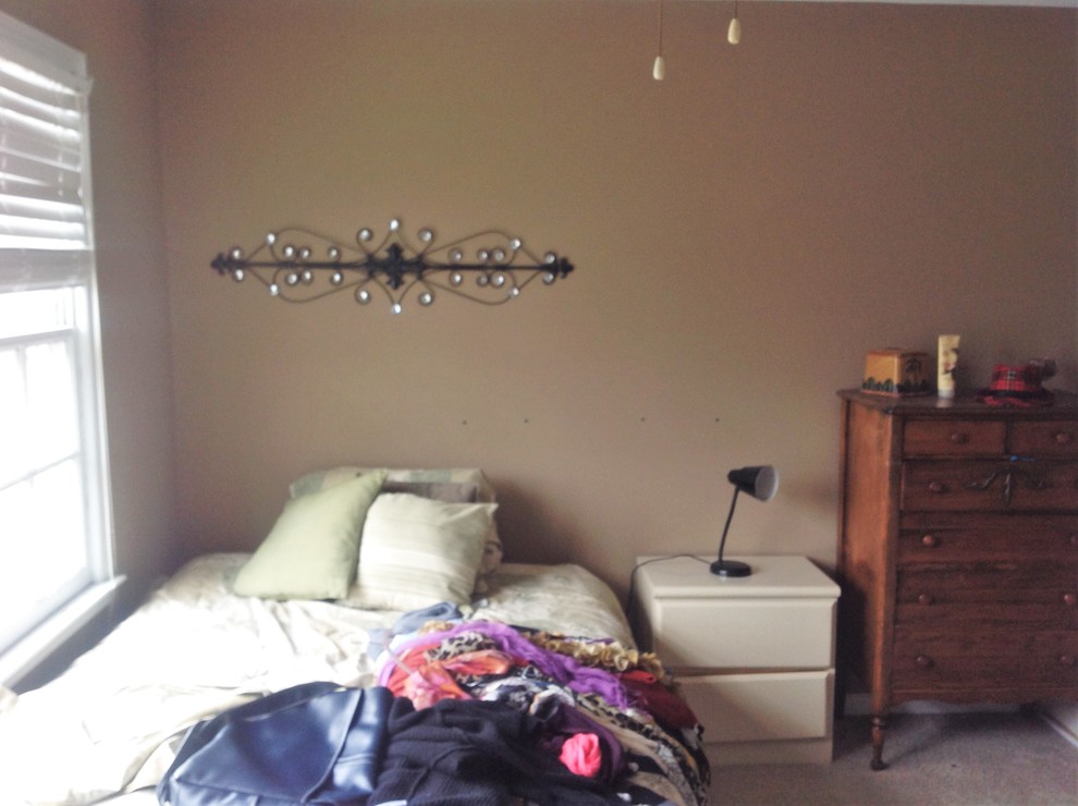 На фото: маленькая гостевая спальня (комната для гостей) в стиле неоклассика (современная классика) с серыми стенами и ковровым покрытием для на участке и в саду