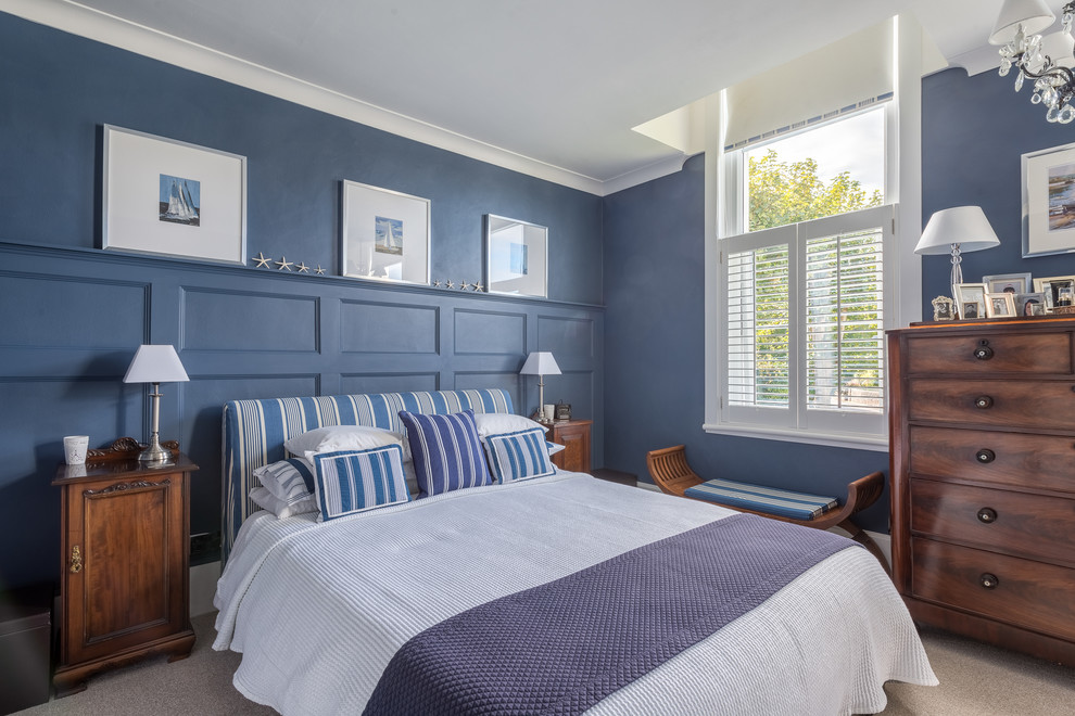 Foto de dormitorio principal contemporáneo de tamaño medio con paredes azules y moqueta