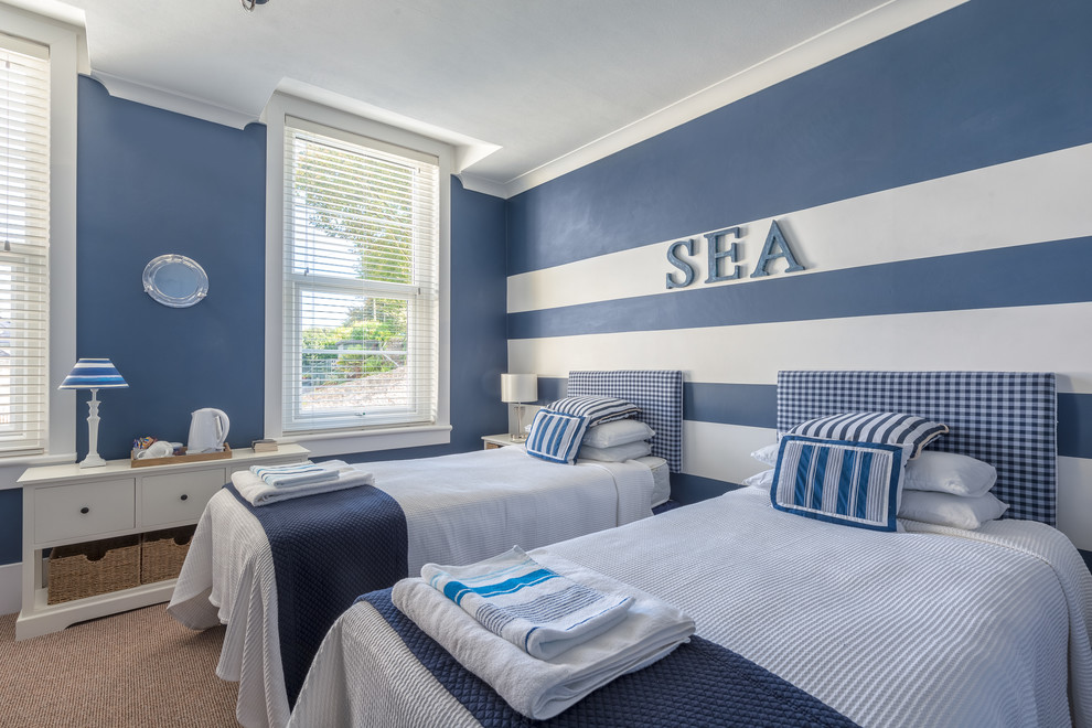 Diseño de dormitorio principal contemporáneo de tamaño medio con paredes azules y moqueta