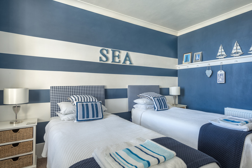 Modelo de dormitorio principal actual de tamaño medio con paredes azules y moqueta
