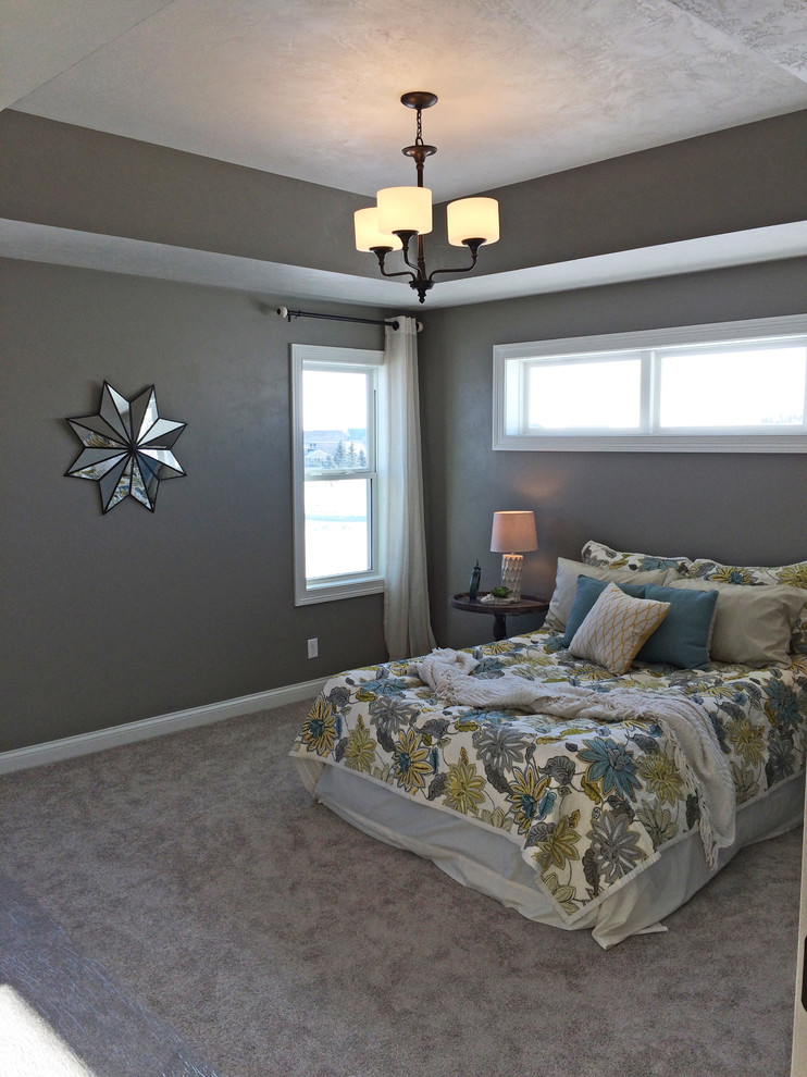 Cette image montre une chambre design de taille moyenne avec un mur gris et aucune cheminée.