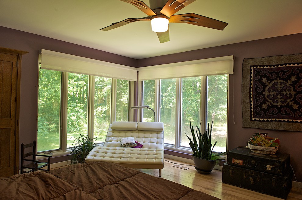 Идея дизайна: большая хозяйская спальня в стиле модернизм с фиолетовыми стенами и светлым паркетным полом без камина