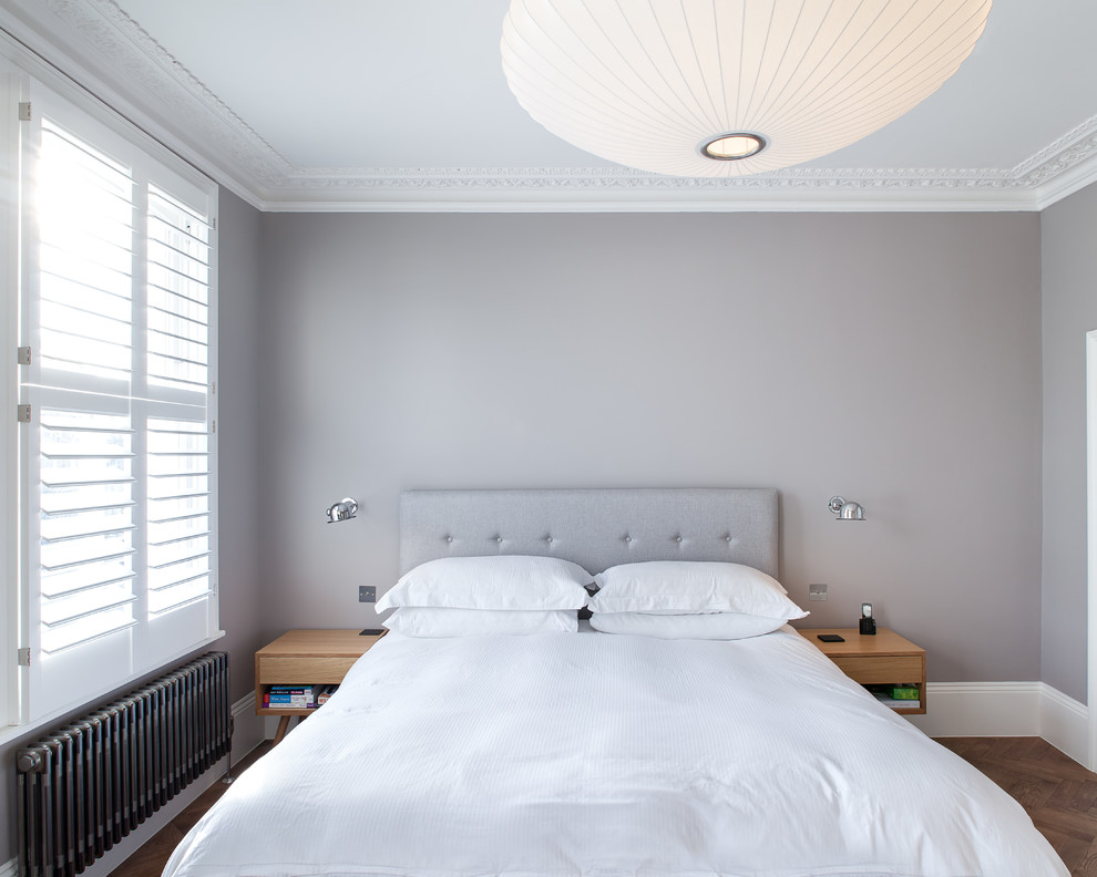 На фото: хозяйская спальня среднего размера в современном стиле с серыми стенами и паркетным полом среднего тона с