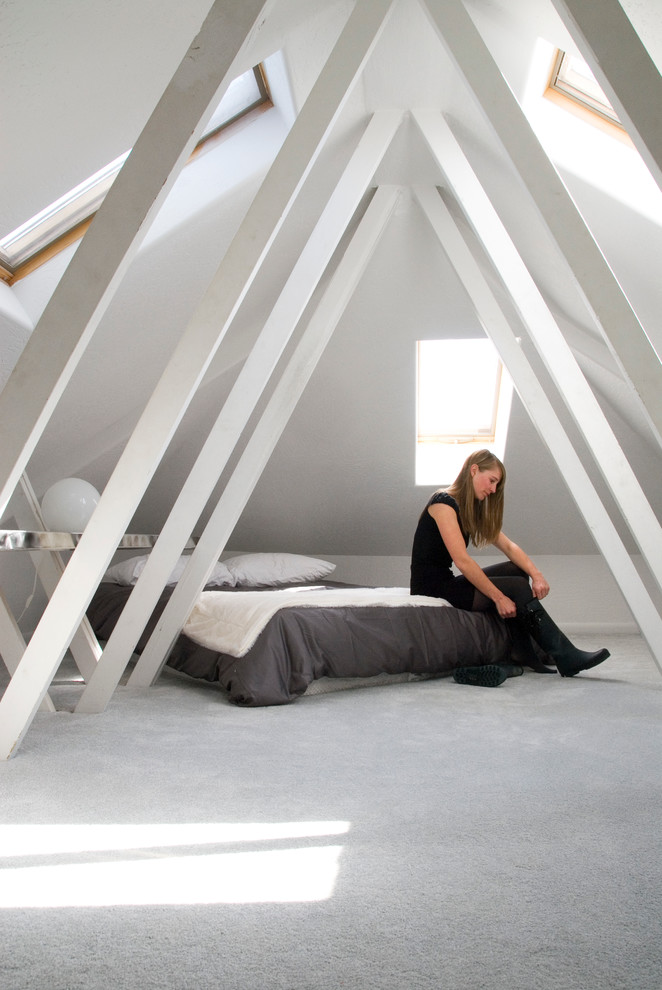 Foto di una camera da letto moderna con pareti grigie, moquette e nessun camino