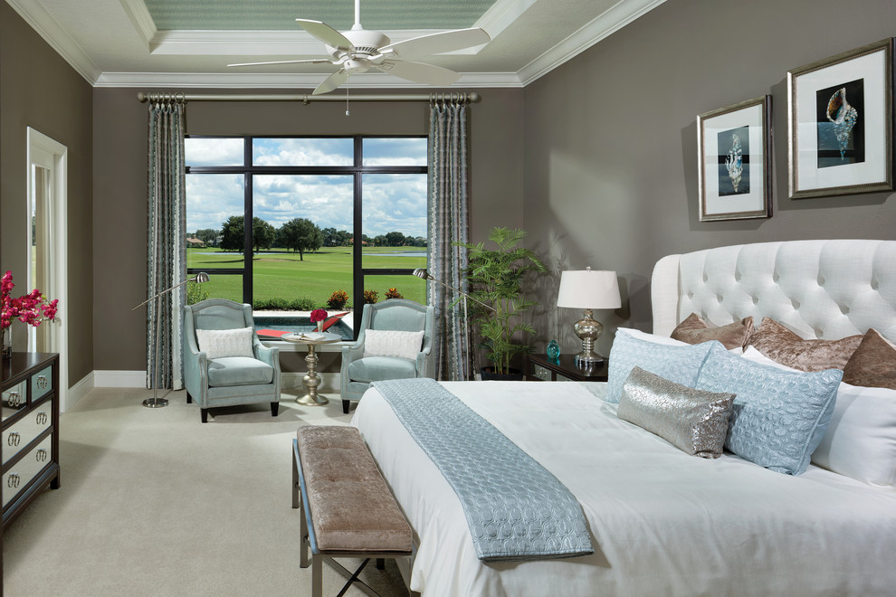 Стильный дизайн: большая хозяйская спальня в средиземноморском стиле с серыми стенами и ковровым покрытием - последний тренд
