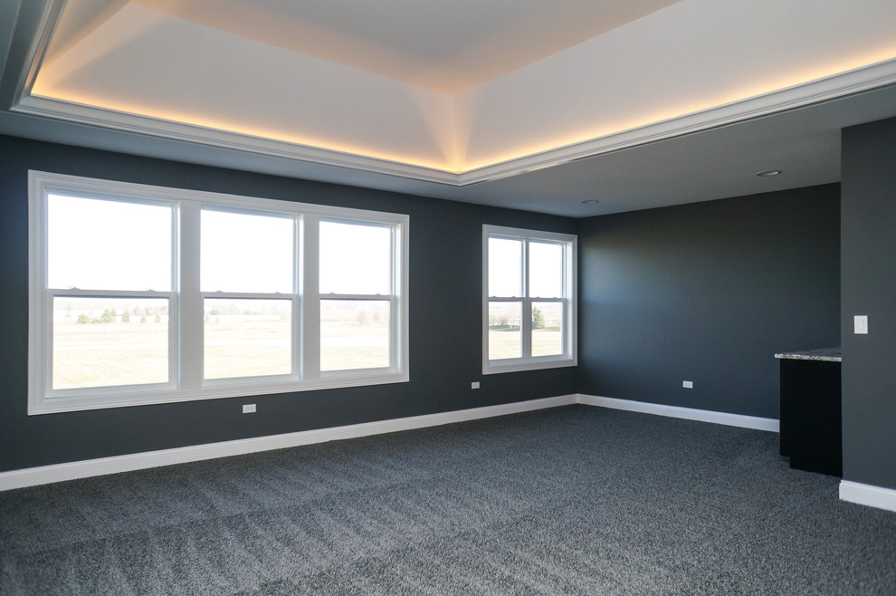 Großes Retro Hauptschlafzimmer mit grauer Wandfarbe und Teppichboden in Chicago