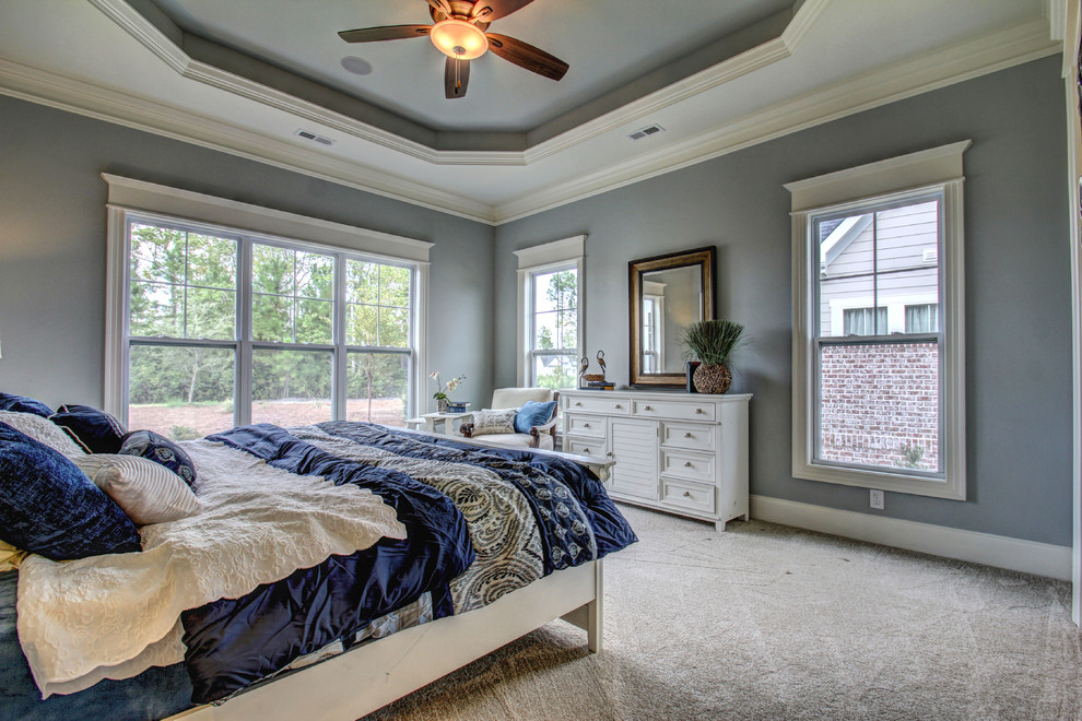 Idee per una camera da letto classica con pareti blu e moquette