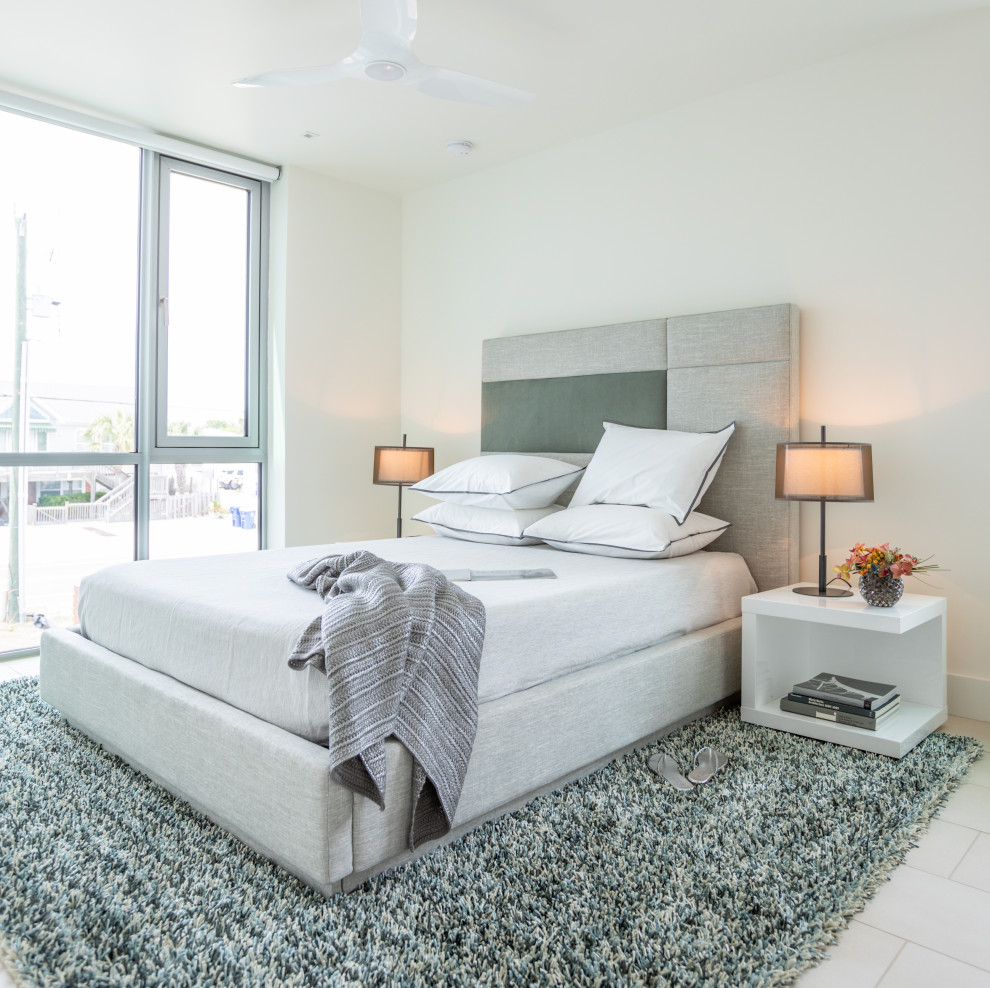 Esempio di una camera da letto stile marino con pareti bianche e pavimento bianco