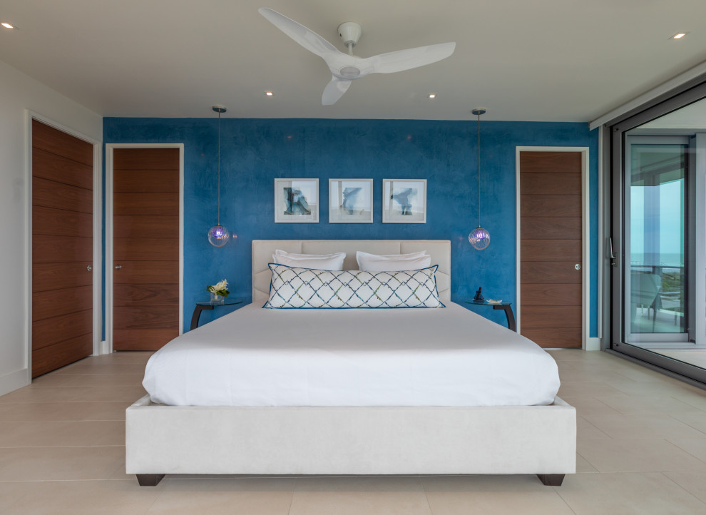Источник вдохновения для домашнего уюта: спальня в морском стиле с синими стенами и бежевым полом