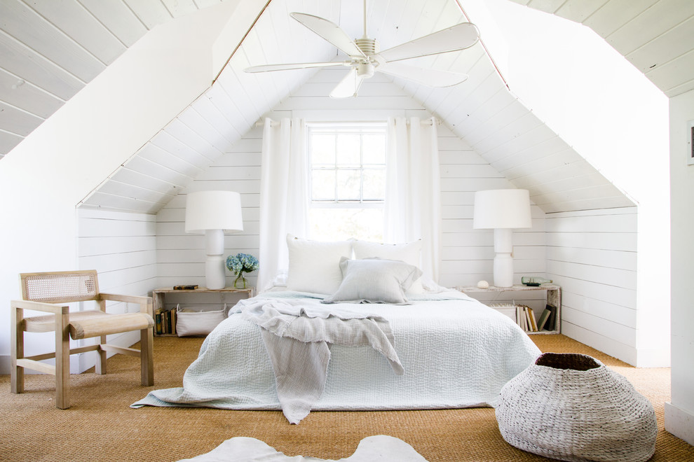 Maritimes Schlafzimmer mit weißer Wandfarbe, Teppichboden und beigem Boden in Jacksonville
