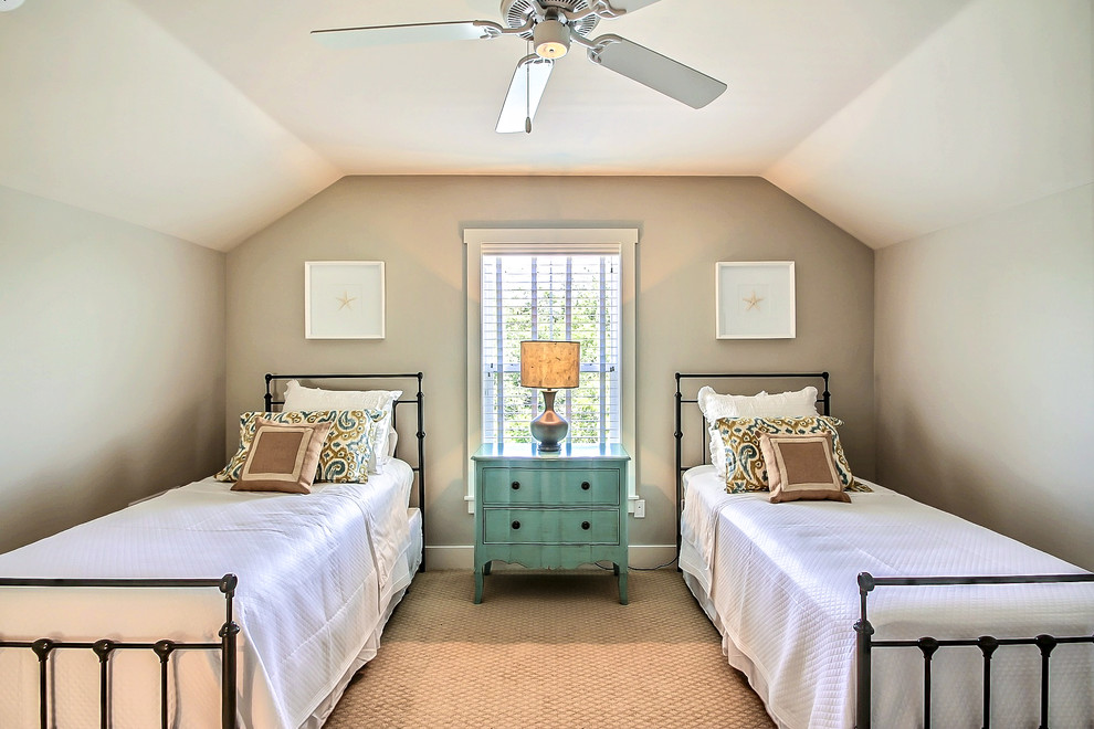 Стильный дизайн: гостевая спальня (комната для гостей), среднего размера: освещение в морском стиле с серыми стенами, ковровым покрытием и коричневым полом без камина - последний тренд