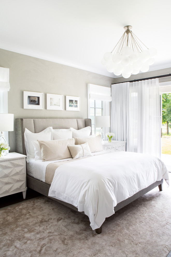 На фото: хозяйская спальня среднего размера в стиле кантри с серыми стенами