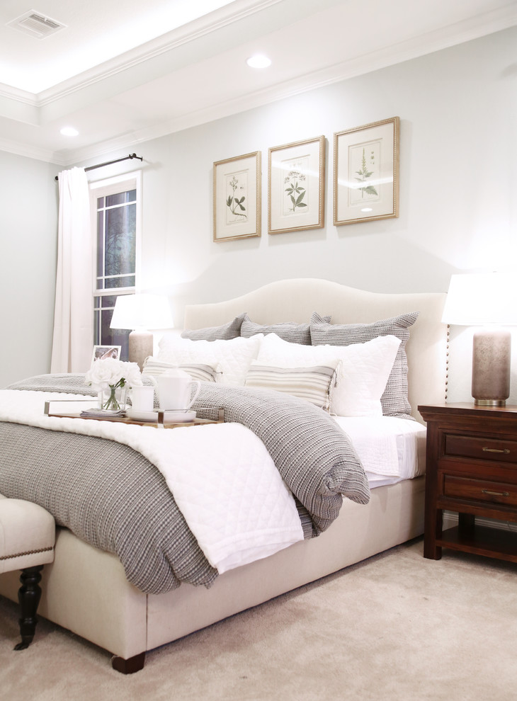 Идея дизайна: большая хозяйская спальня в стиле неоклассика (современная классика) с серыми стенами, ковровым покрытием и бежевым полом без камина