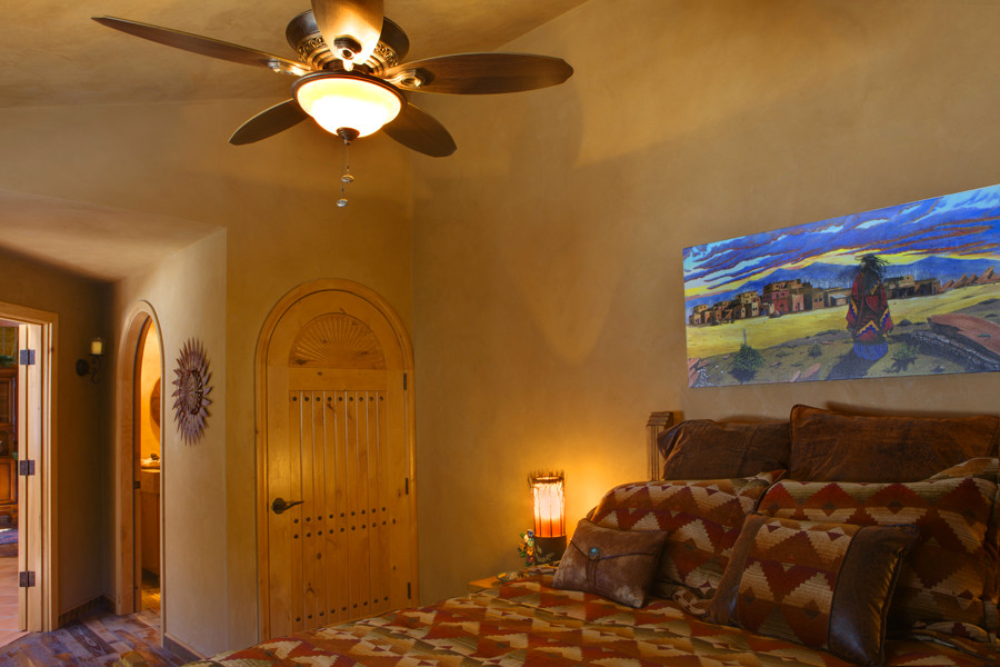 Foto de habitación de invitados de estilo americano grande con paredes beige y suelo de madera oscura