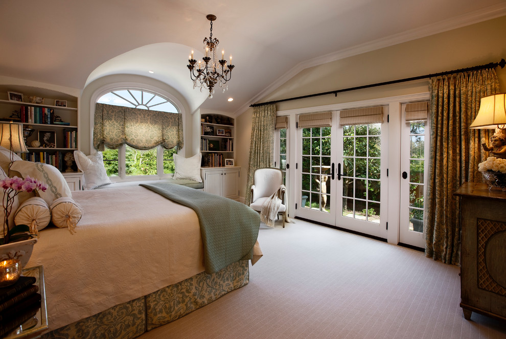 This is an example of a traditional bedroom in Santa Barbara.