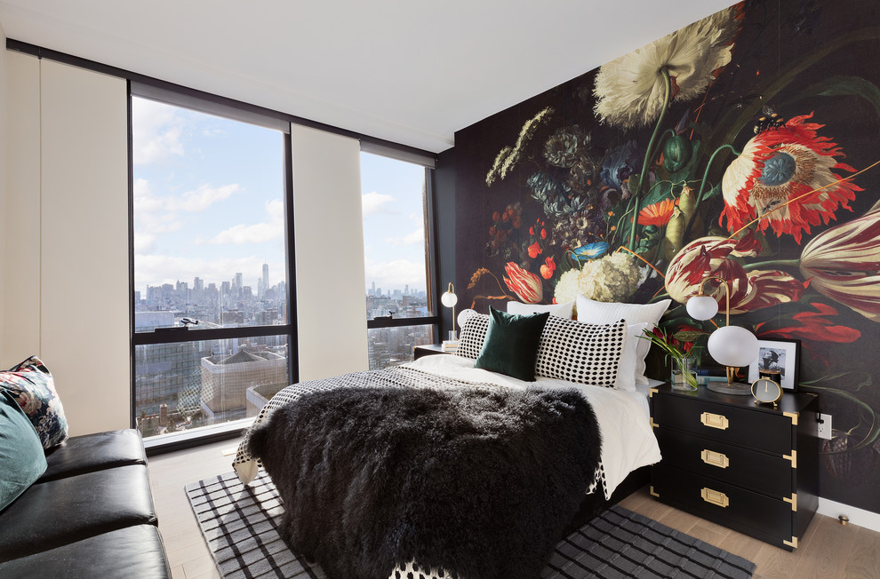 Skandinavisches Schlafzimmer ohne Kamin mit bunten Wänden und hellem Holzboden in New York