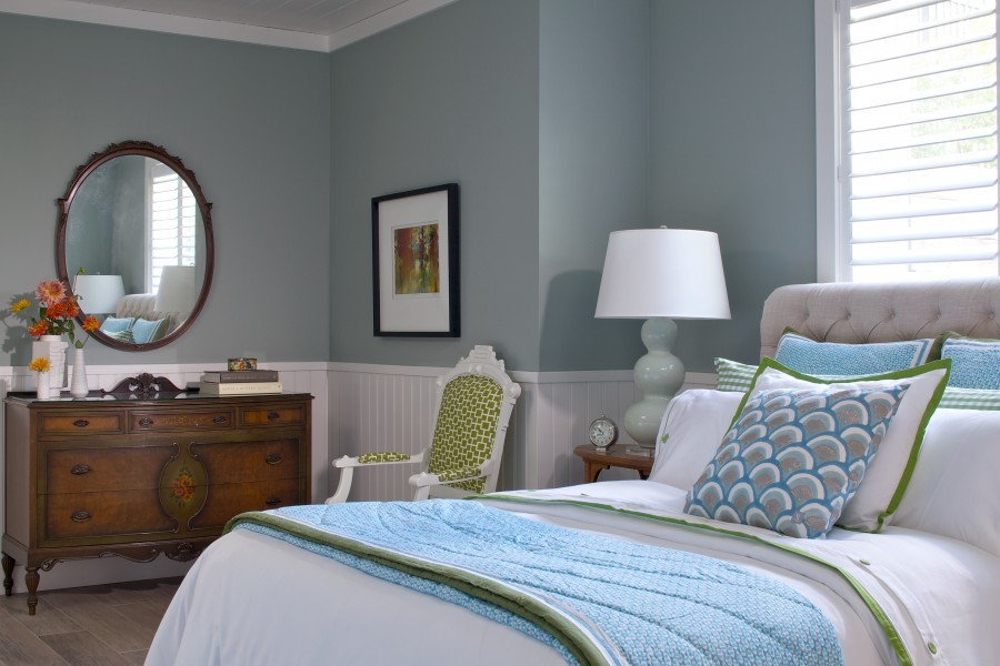 グランドラピッズにあるトラディショナルスタイルのおしゃれな客用寝室 (青い壁、無垢フローリング、茶色い床、塗装板張りの天井、羽目板の壁)