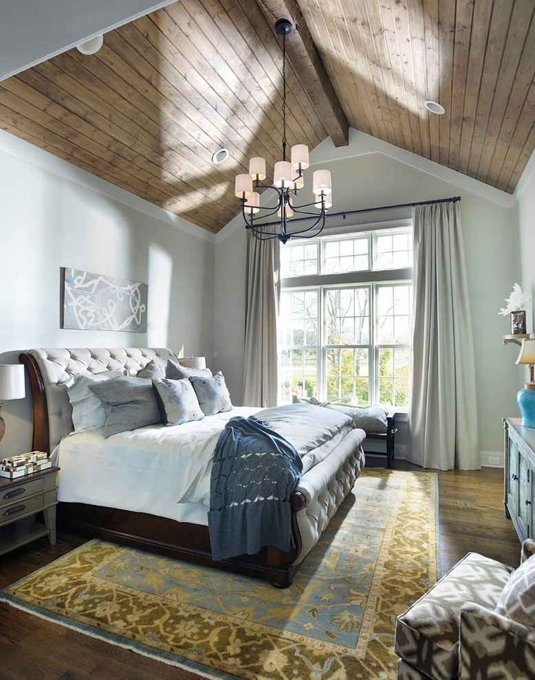 Стильный дизайн: хозяйская спальня среднего размера с серыми стенами и темным паркетным полом без камина - последний тренд