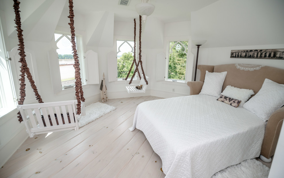 Стильный дизайн: большая гостевая спальня (комната для гостей) в стиле фьюжн с белыми стенами, паркетным полом среднего тона и белым полом - последний тренд