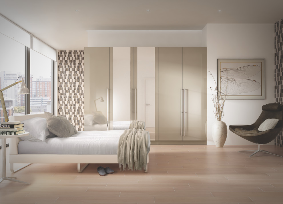 Immagine di una camera da letto stile loft design di medie dimensioni con pareti beige, pavimento in vinile e nessun camino