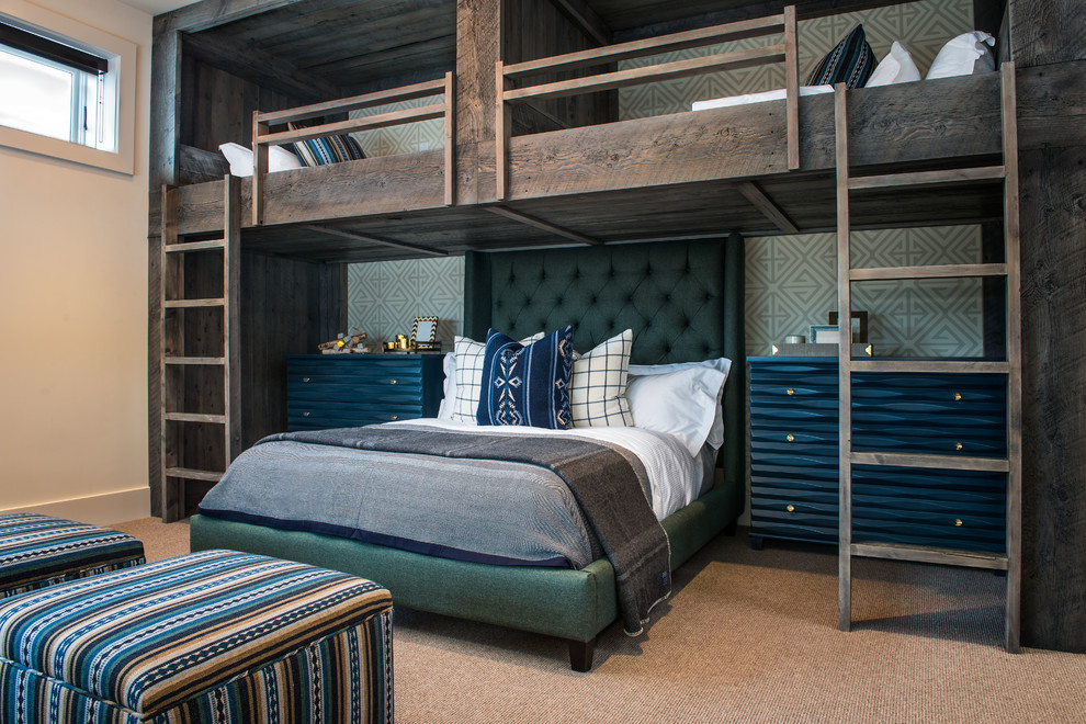 Immagine di una camera da letto stile rurale con moquette e pavimento marrone