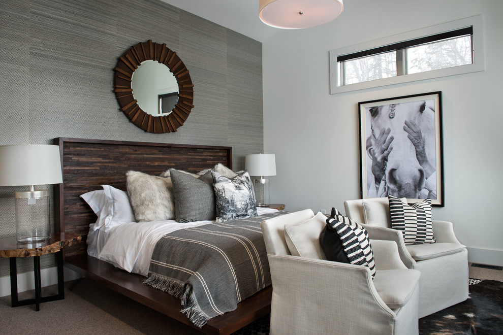 На фото: спальня в стиле рустика с серыми стенами, ковровым покрытием и серым полом