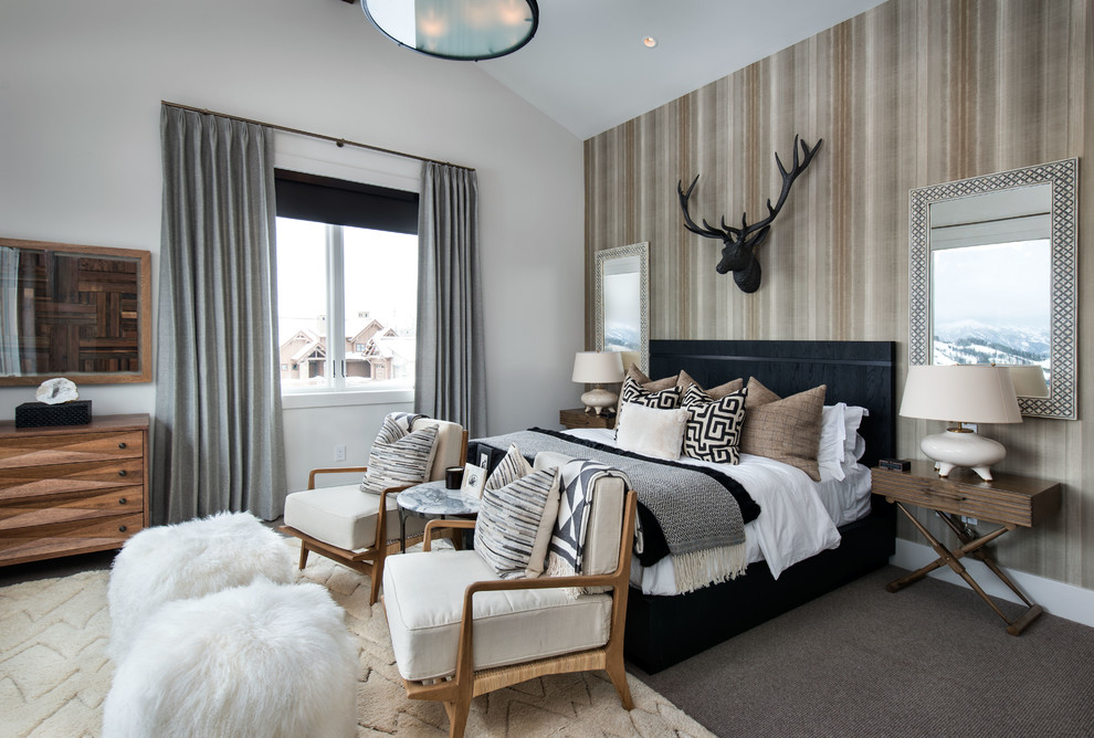 Свежая идея для дизайна: спальня в стиле рустика с бежевыми стенами, ковровым покрытием и серым полом - отличное фото интерьера