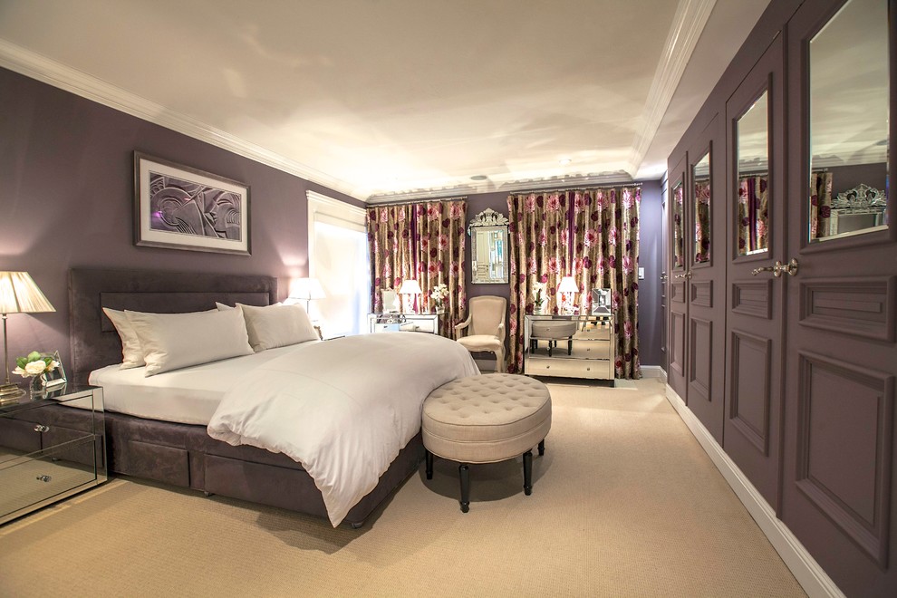 Imagen de dormitorio principal actual grande con paredes púrpuras y moqueta