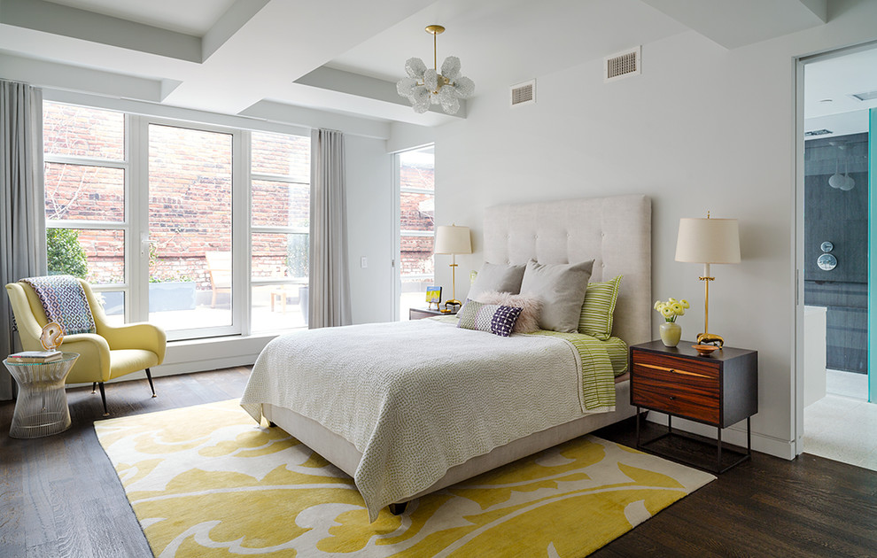 Modernes Schlafzimmer ohne Kamin mit weißer Wandfarbe und dunklem Holzboden in New York