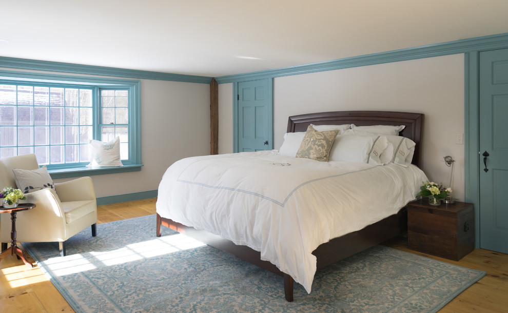 Foto de dormitorio principal campestre de tamaño medio con paredes blancas y suelo de madera clara